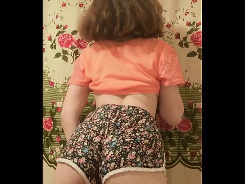 ❤️ Sexy jonge babe dy't har koarte broek op 'e kamera útstrielet ❤️❌ Pornofideo op fy.verhentai.ru